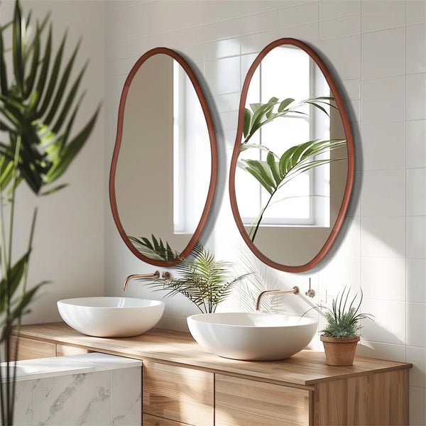 Miroir mural asymétrique en bois de hêtre.