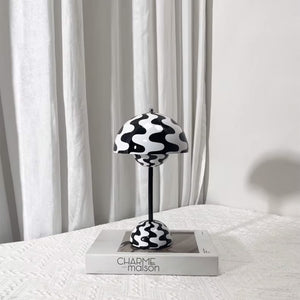Lampe Rétro Pop – Style Psychédélique & Fonctionnalités Modernes.