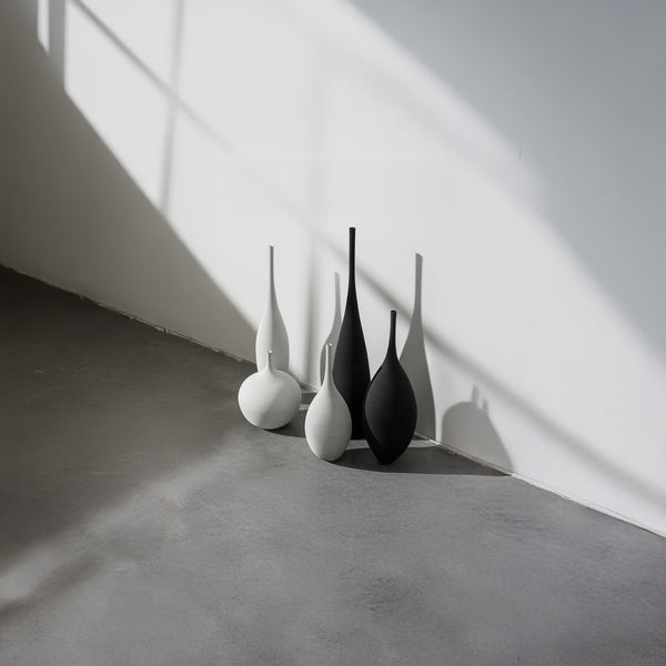 Slender Sculptural Vase – Modern Ceramic Black or White